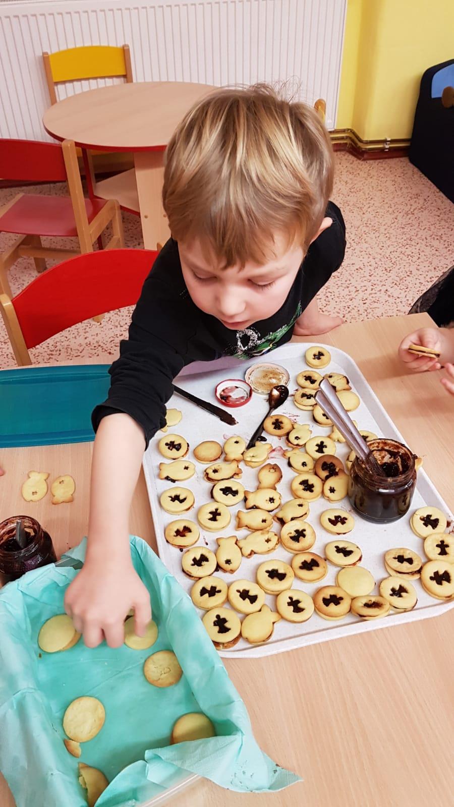 Zdobení perníčků a slepování lineckého - 31