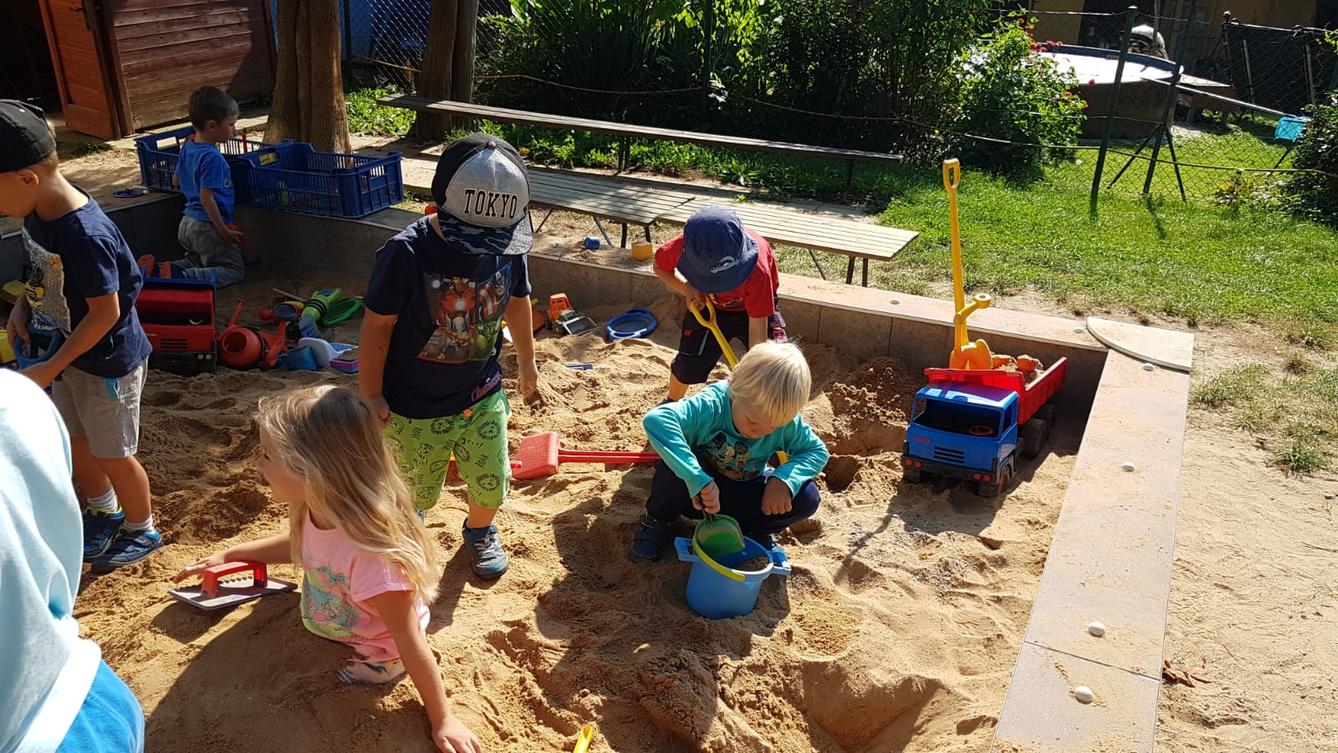 Užíváme si na zahradě!!!! - 1