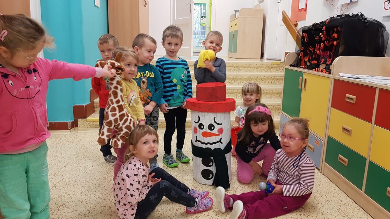 Broučci: "čertoviny", vycházka k Betlému, výroba sněhuláčka - 8