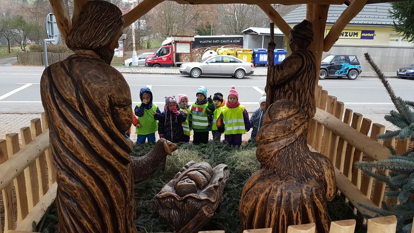 Broučci: "čertoviny", vycházka k Betlému, výroba sněhuláčka - 12