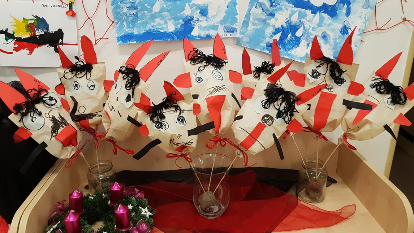 Broučci: "čertoviny", vycházka k Betlému, výroba sněhuláčka - 14