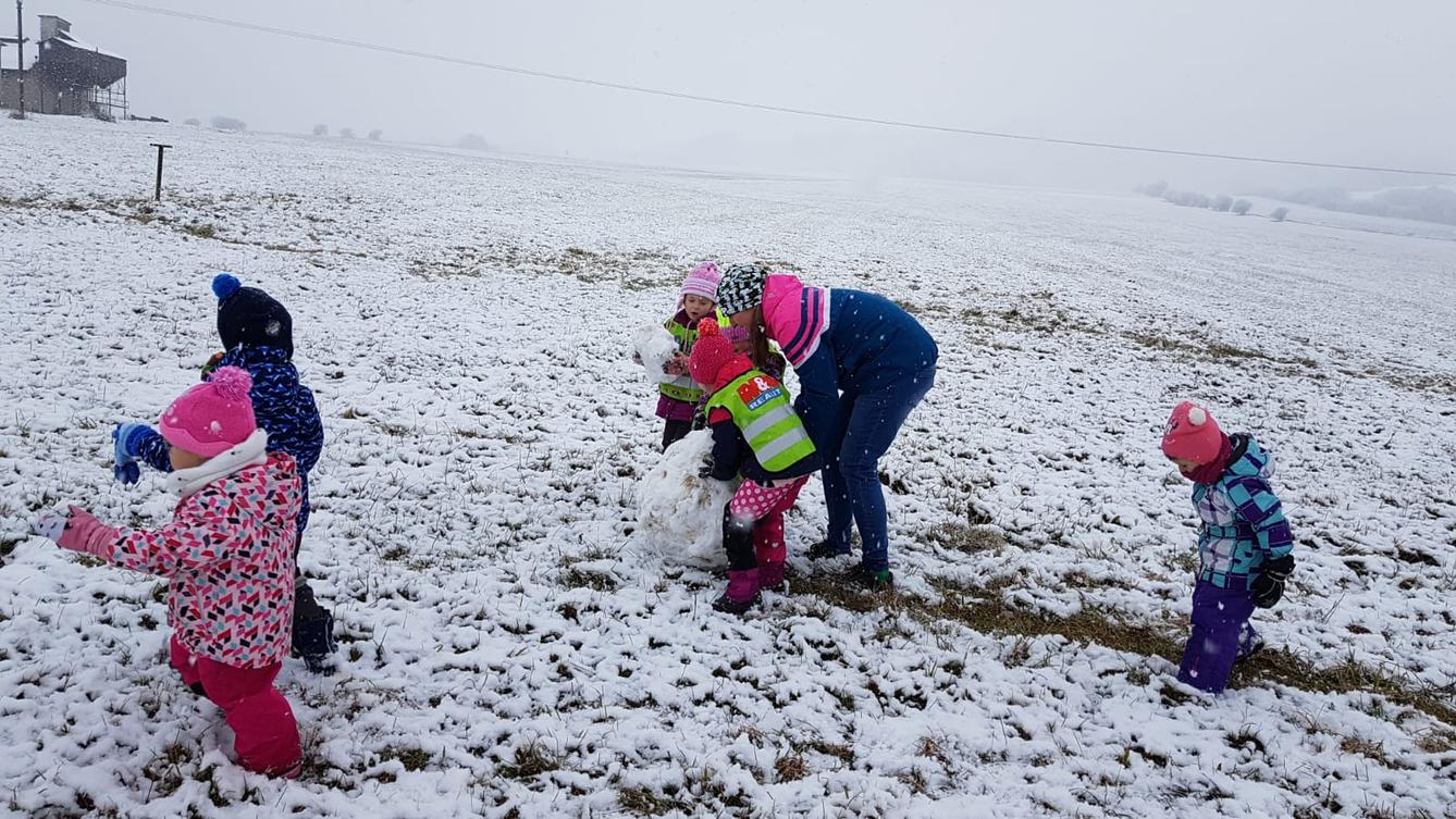 Broučci: užíváme si prvního sněhu a stavíme sněhuláky :-) - 1