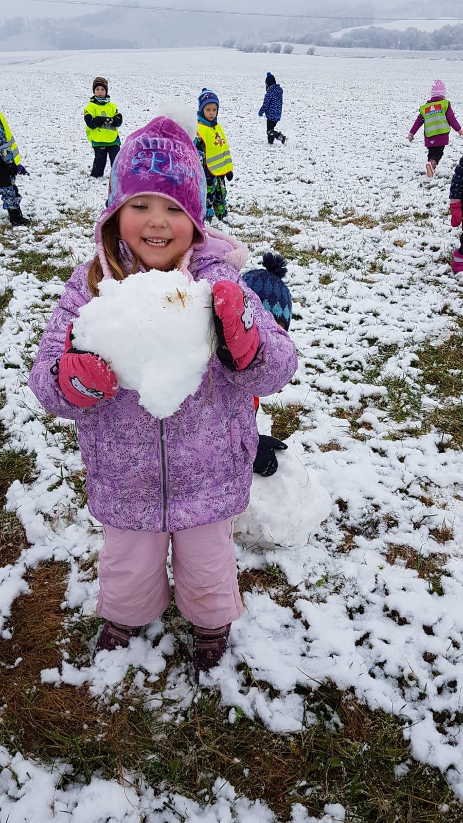 Broučci: užíváme si prvního sněhu a stavíme sněhuláky :-) - 5