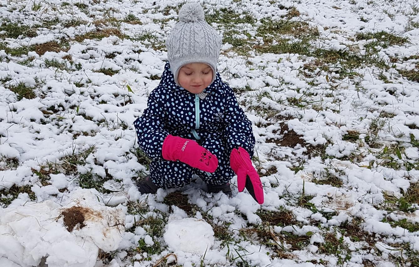 Broučci: užíváme si prvního sněhu a stavíme sněhuláky :-) - 7