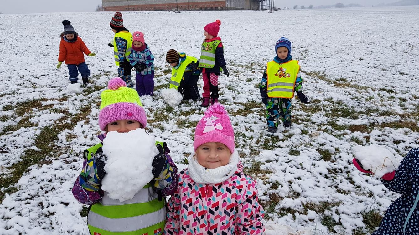 Broučci: užíváme si prvního sněhu a stavíme sněhuláky :-) - 8