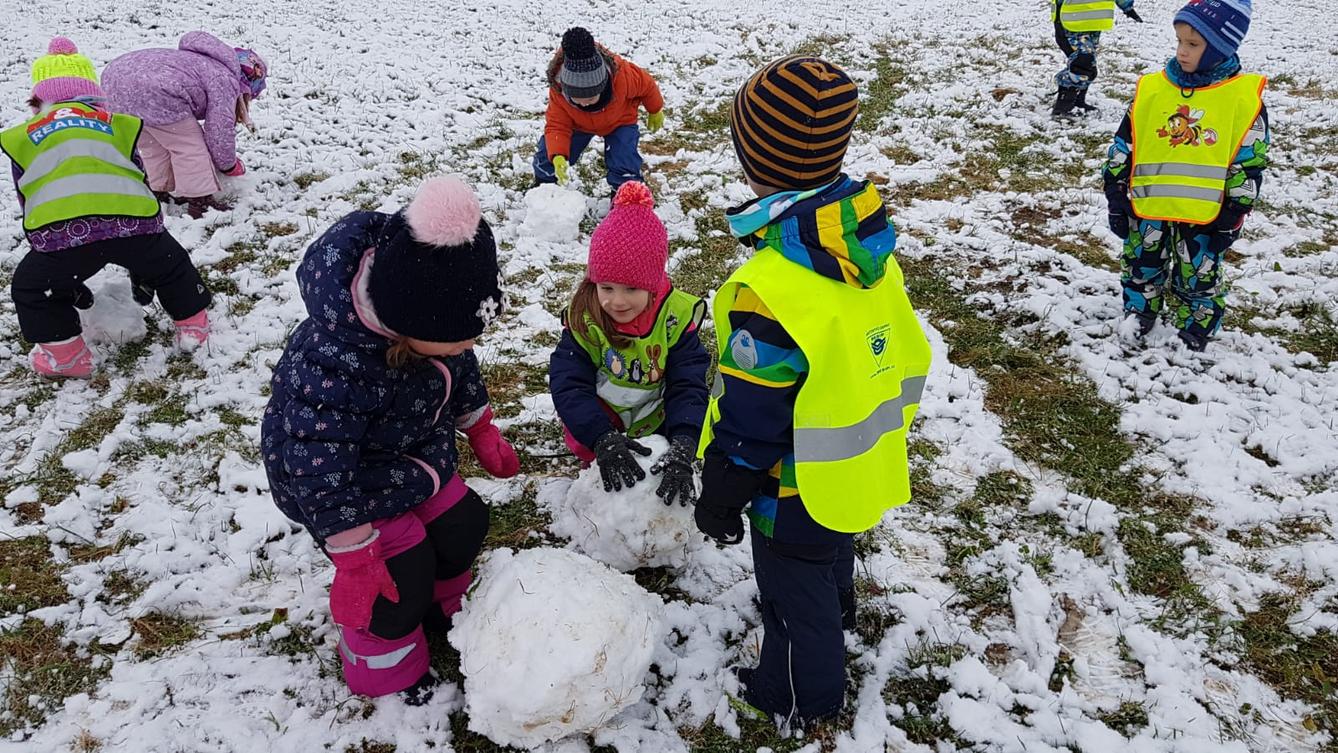 Broučci: užíváme si prvního sněhu a stavíme sněhuláky :-) - 9