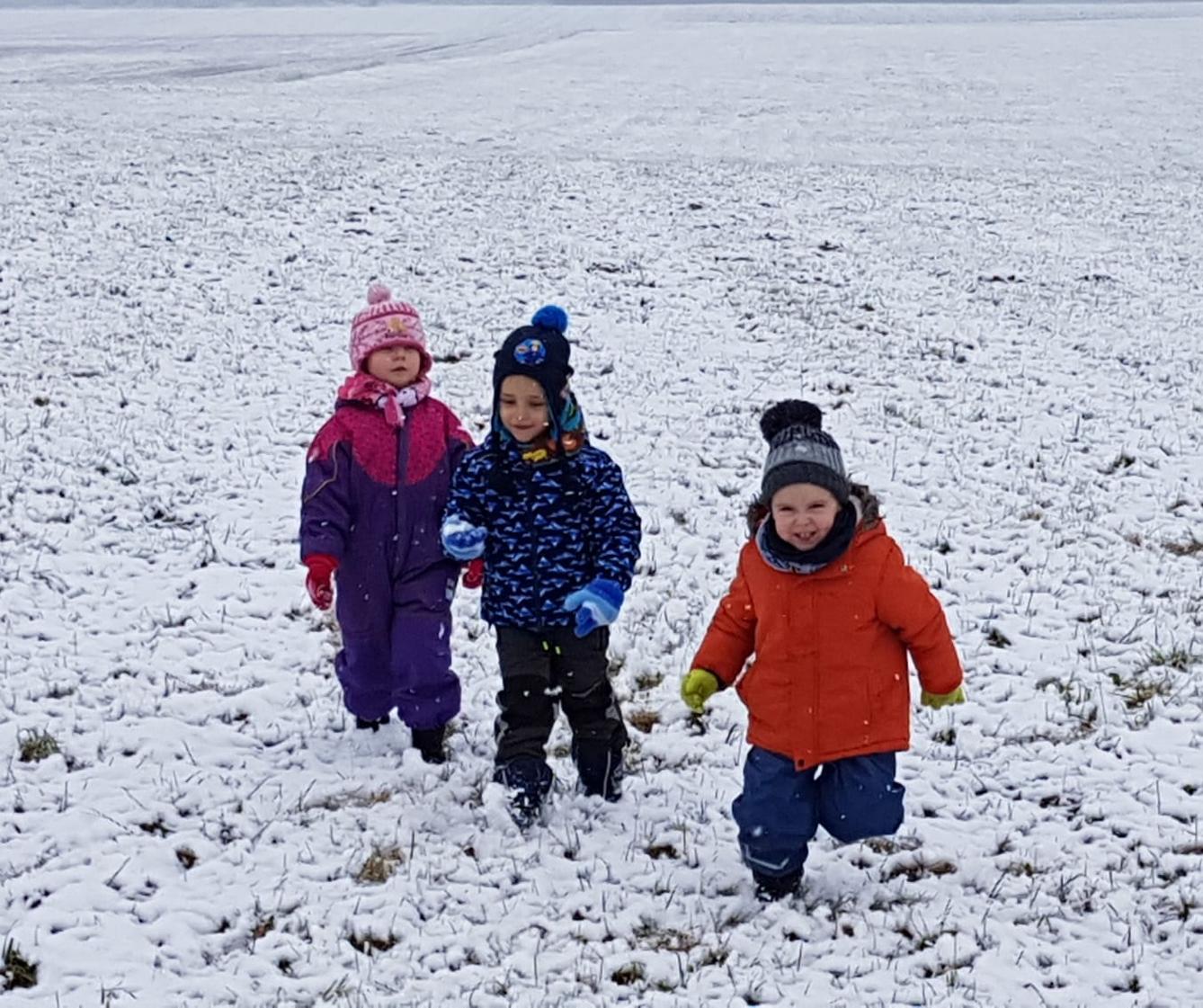 Broučci: užíváme si prvního sněhu a stavíme sněhuláky :-) - 10