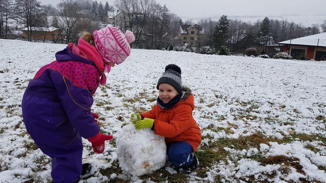 Broučci: užíváme si prvního sněhu a stavíme sněhuláky :-) - 11