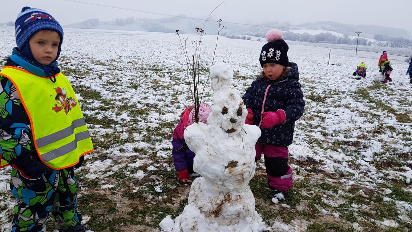 Broučci: užíváme si prvního sněhu a stavíme sněhuláky :-) - 12