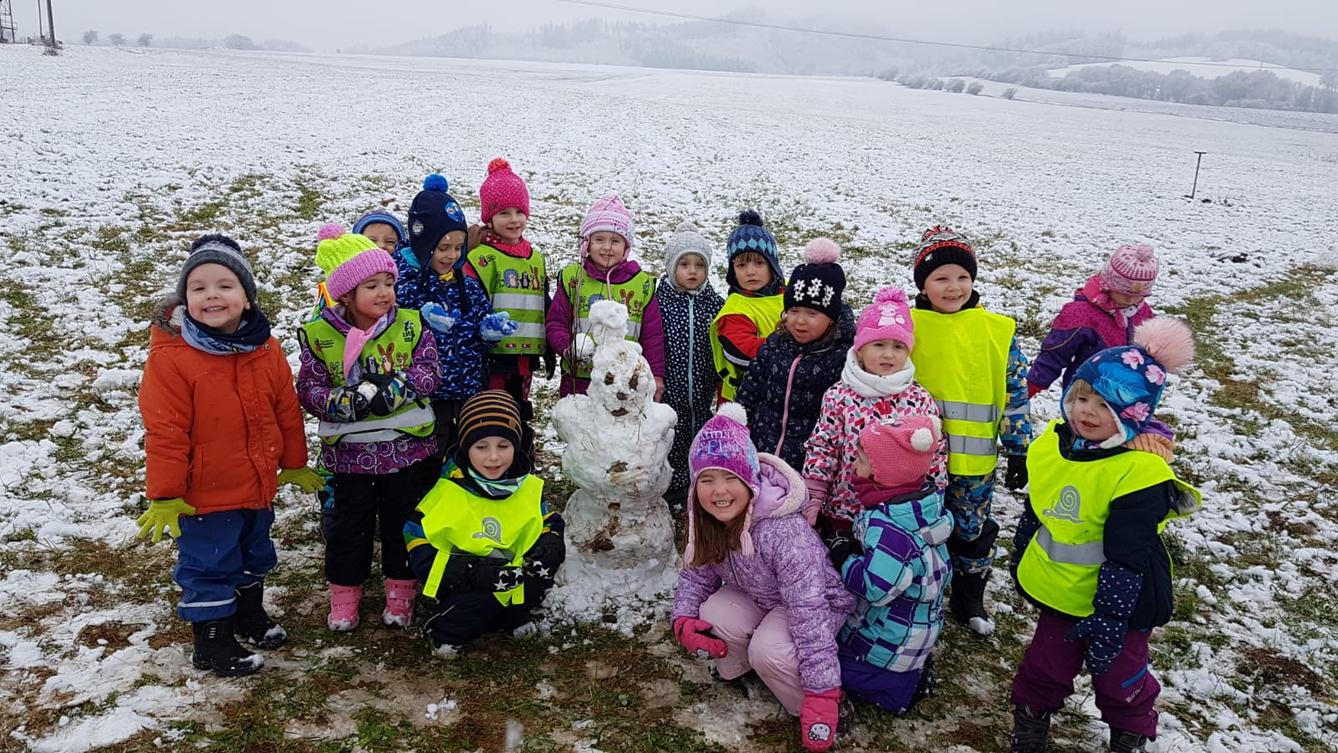 Broučci: užíváme si prvního sněhu a stavíme sněhuláky :-) - 13