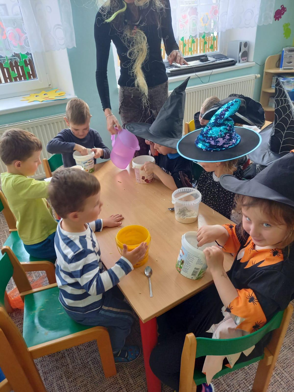 Čarodějnický rej v MŠ :-) - 24