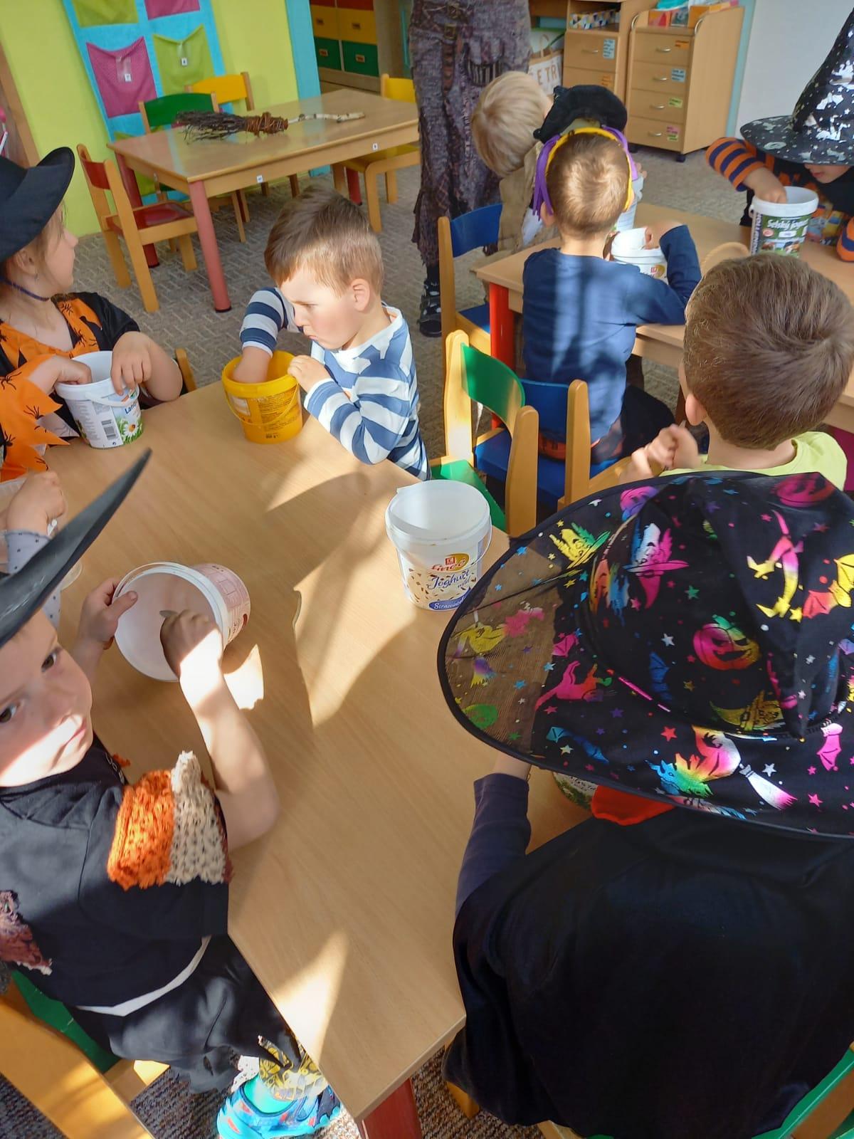 Čarodějnický rej v MŠ :-) - 35