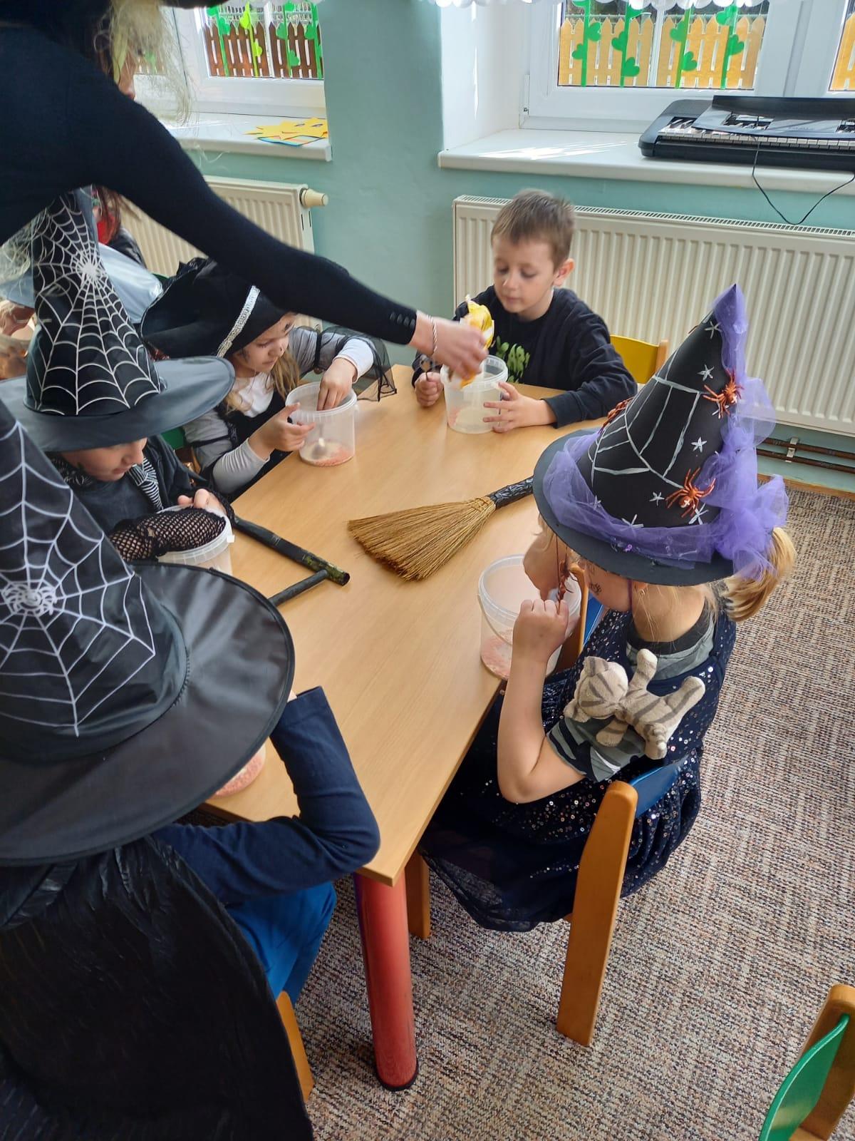 Čarodějnický rej v MŠ :-) - 37