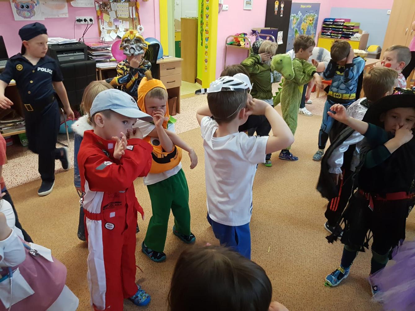 Karnevalové  dopoledne v MŠ :-) - 18