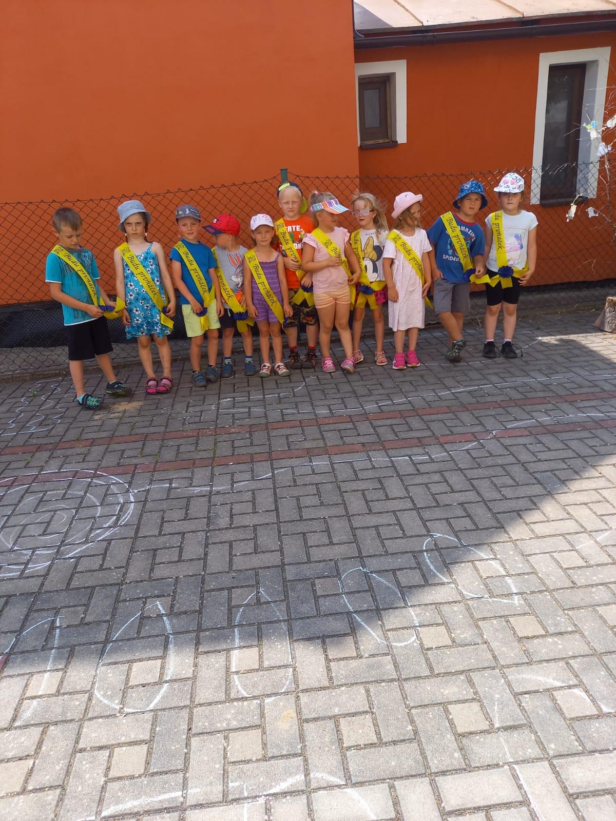 Pasování předškoláčků na prvňáčky a dopolední hry v ZŠ :-) - 1