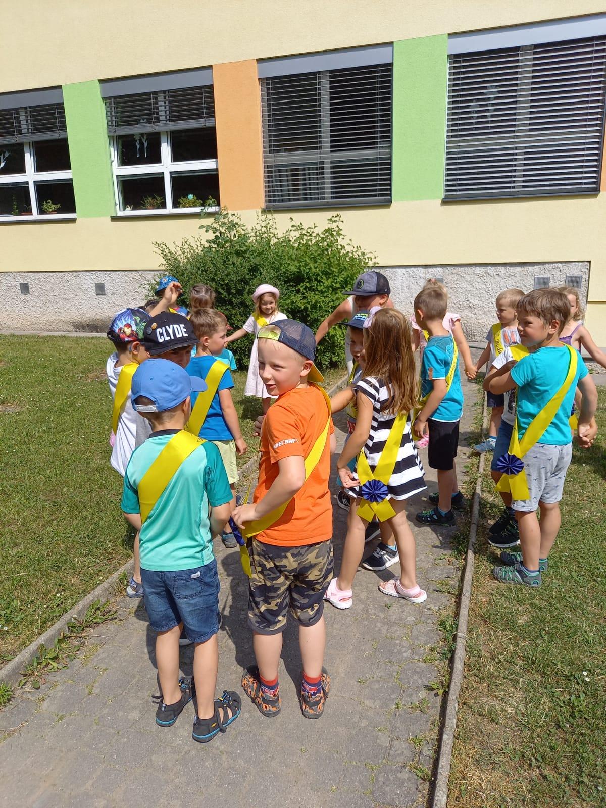 Pasování předškoláčků na prvňáčky a dopolední hry v ZŠ :-) - 9