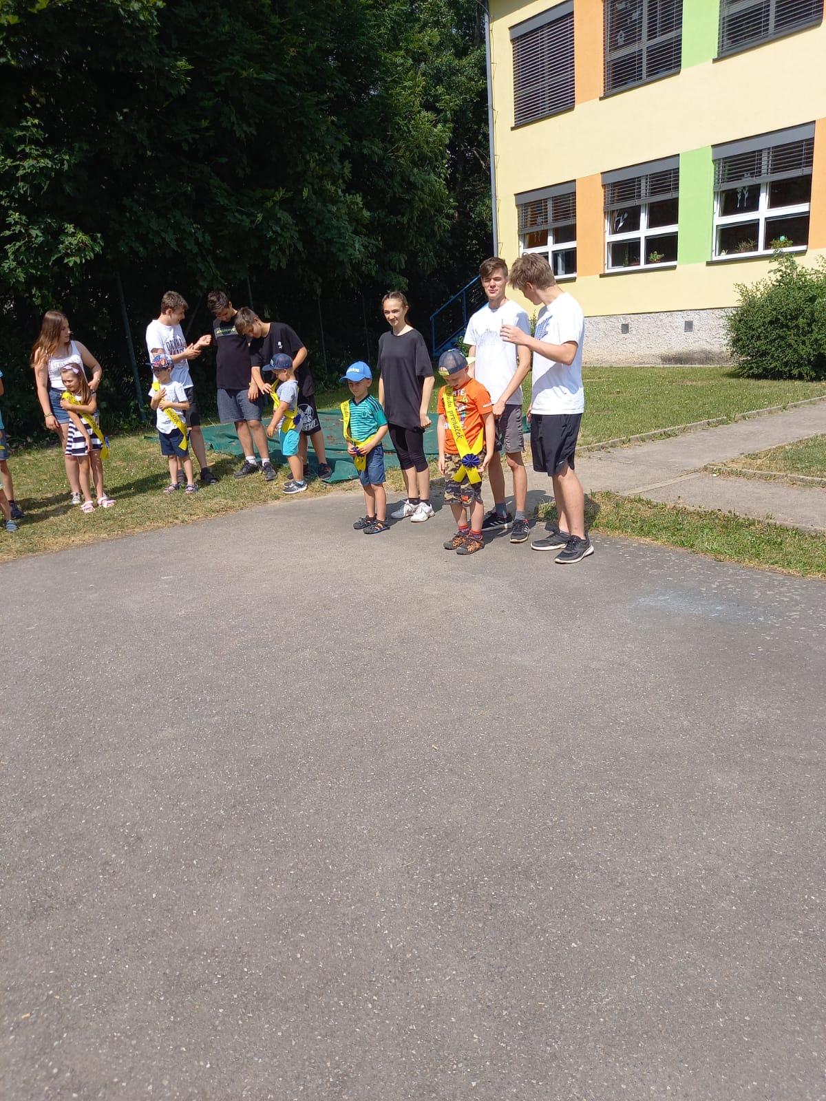 Pasování předškoláčků na prvňáčky a dopolední hry v ZŠ :-) - 16