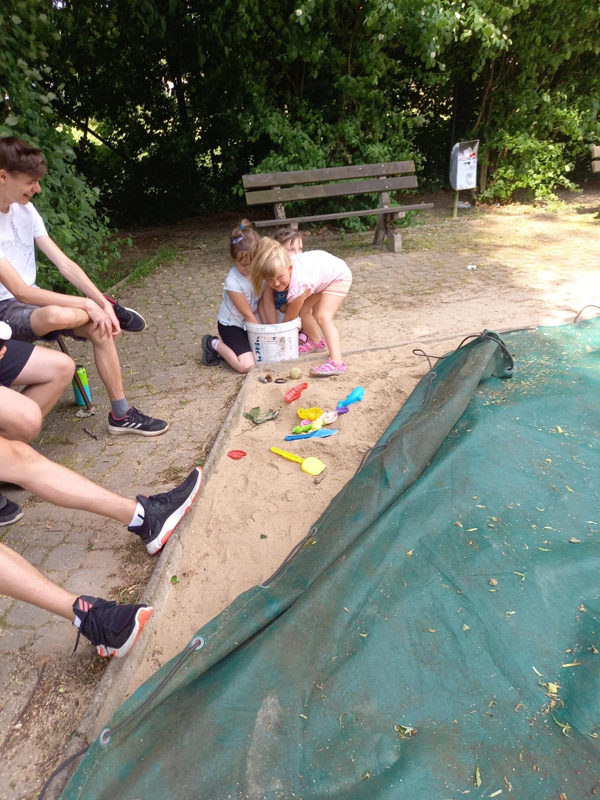 Pasování předškoláčků na prvňáčky a dopolední hry v ZŠ :-) - 24