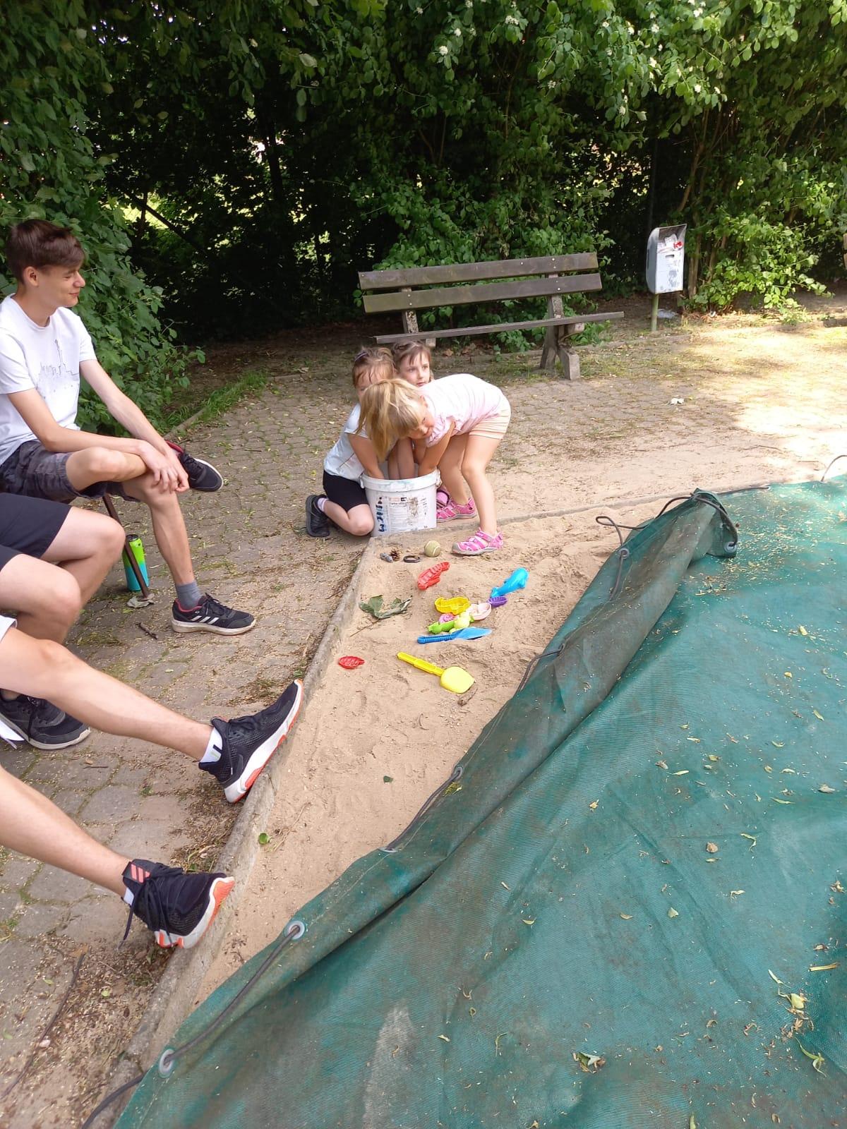 Pasování předškoláčků na prvňáčky a dopolední hry v ZŠ :-) - 27