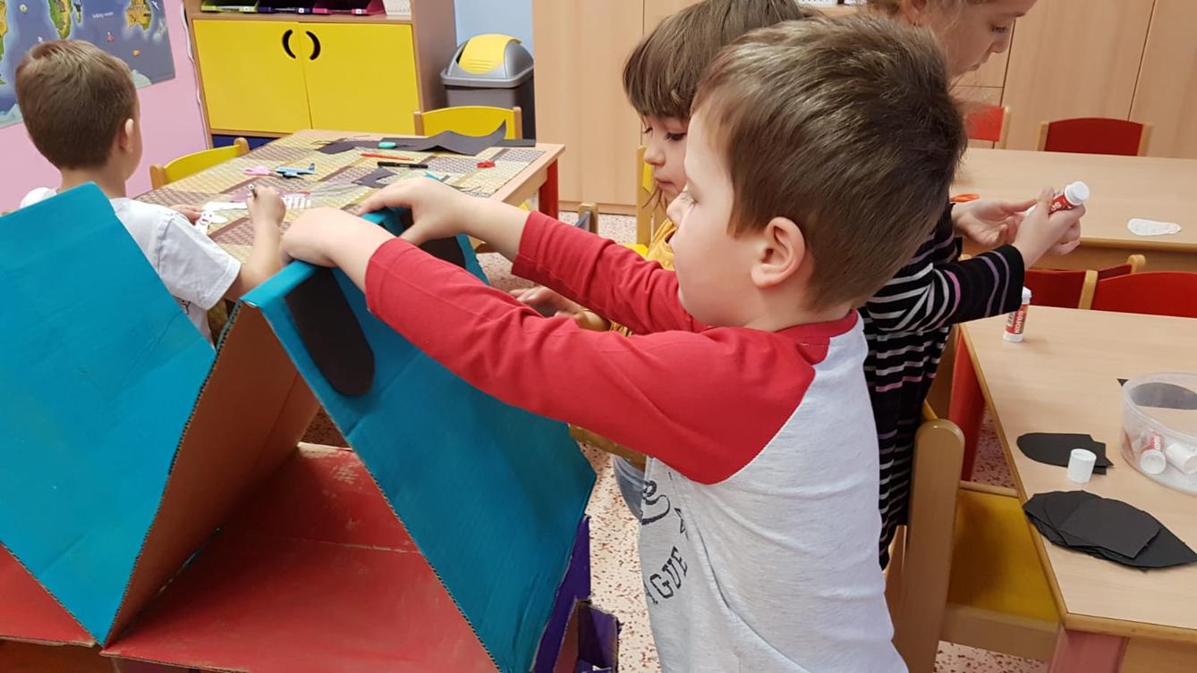 Broučci: vyrábíme domeček pro panenky :) - 2