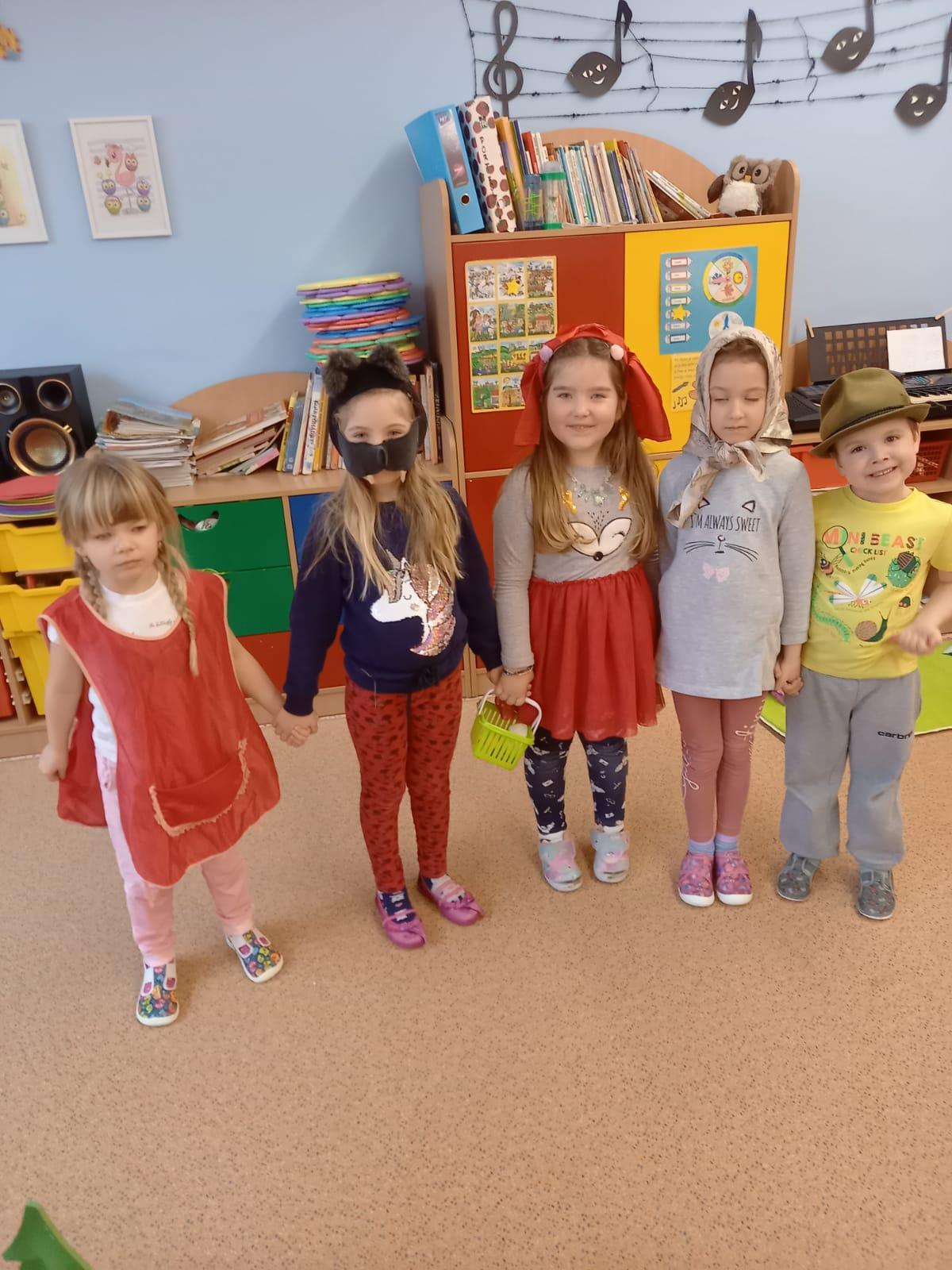 Dramatizace pohádky: "ČERVENÁ KARKULKA" :-) - 1