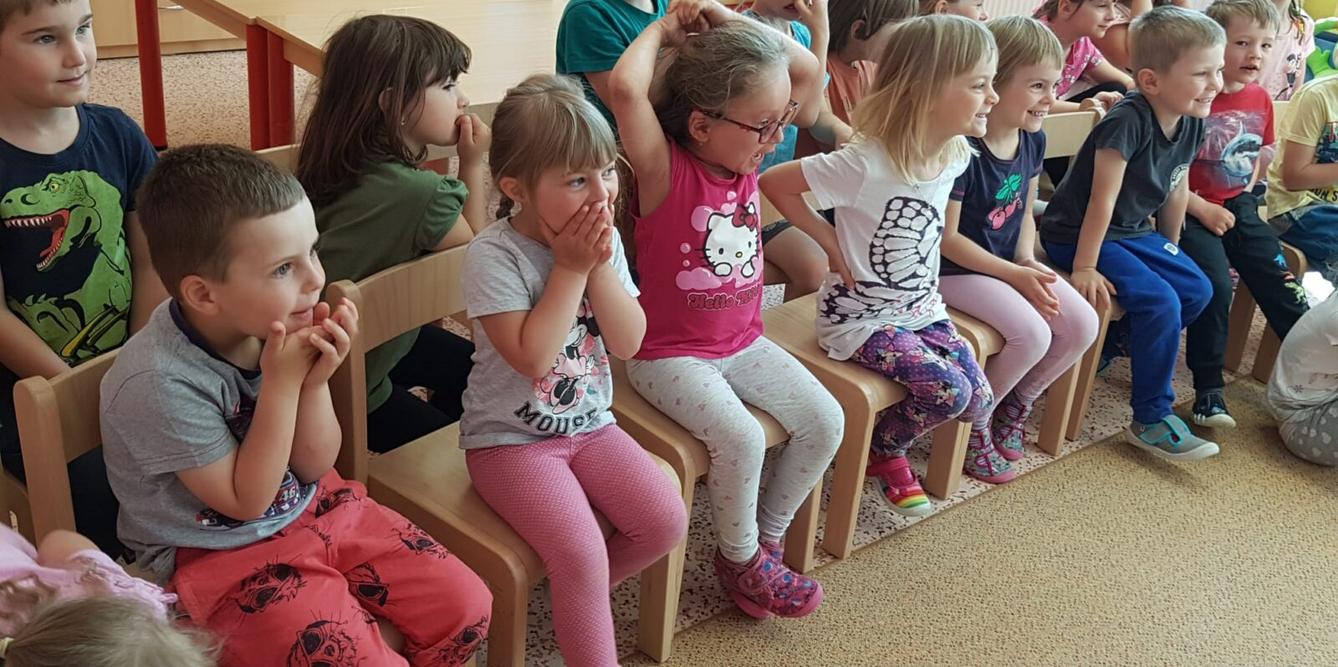 divadélko-Jak pejsek a kočička myli podlahu - 2