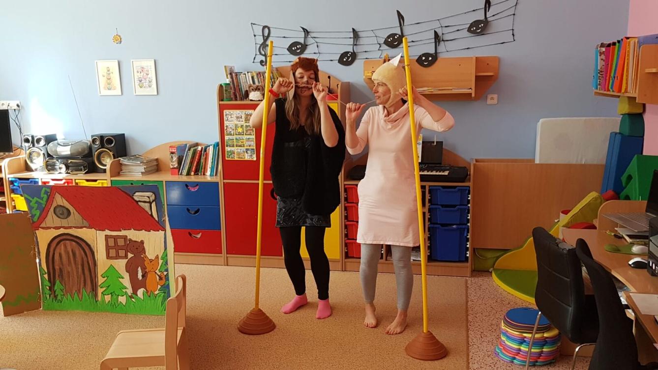 divadélko-Jak pejsek a kočička myli podlahu - 3