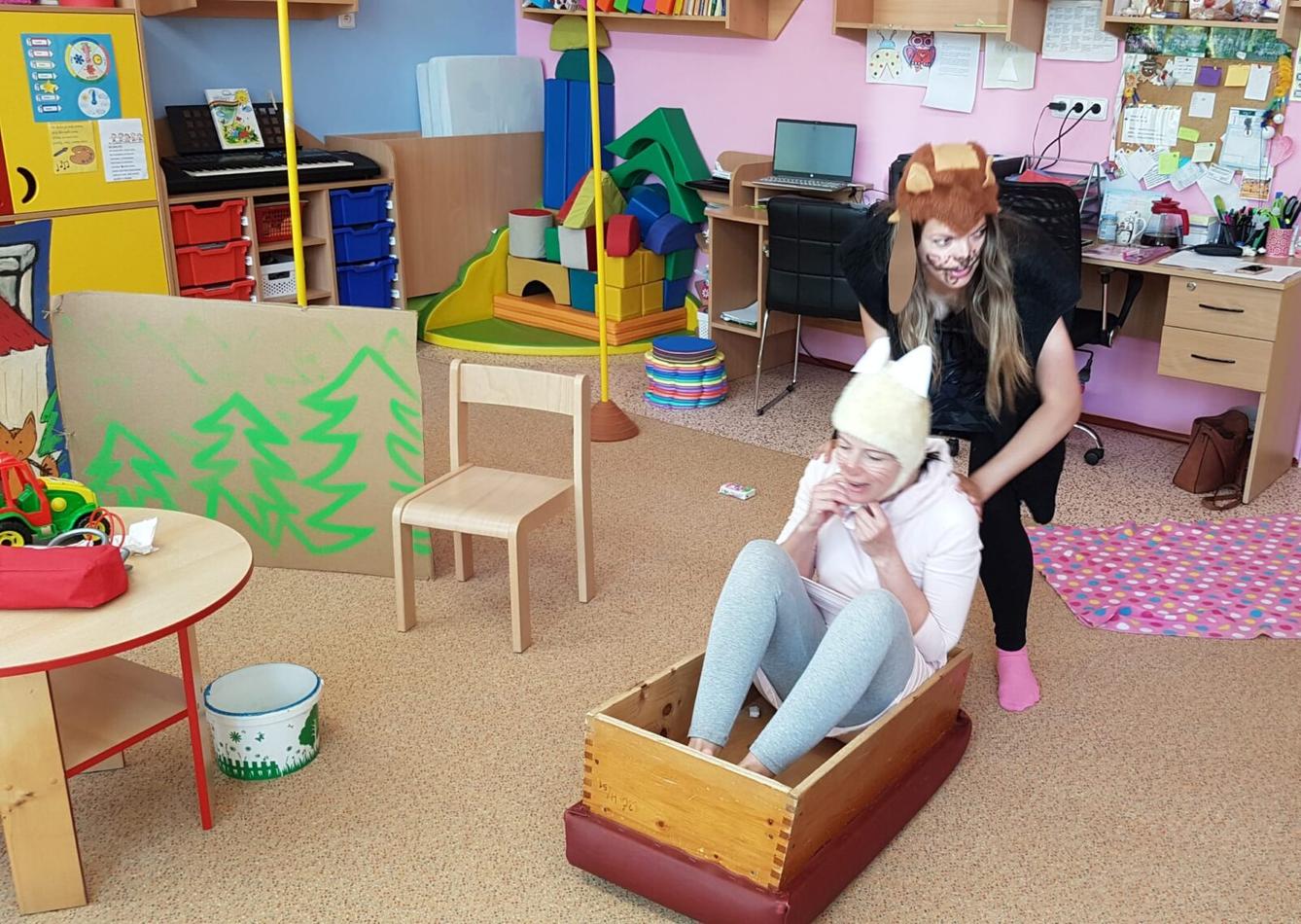 divadélko-Jak pejsek a kočička myli podlahu - 5