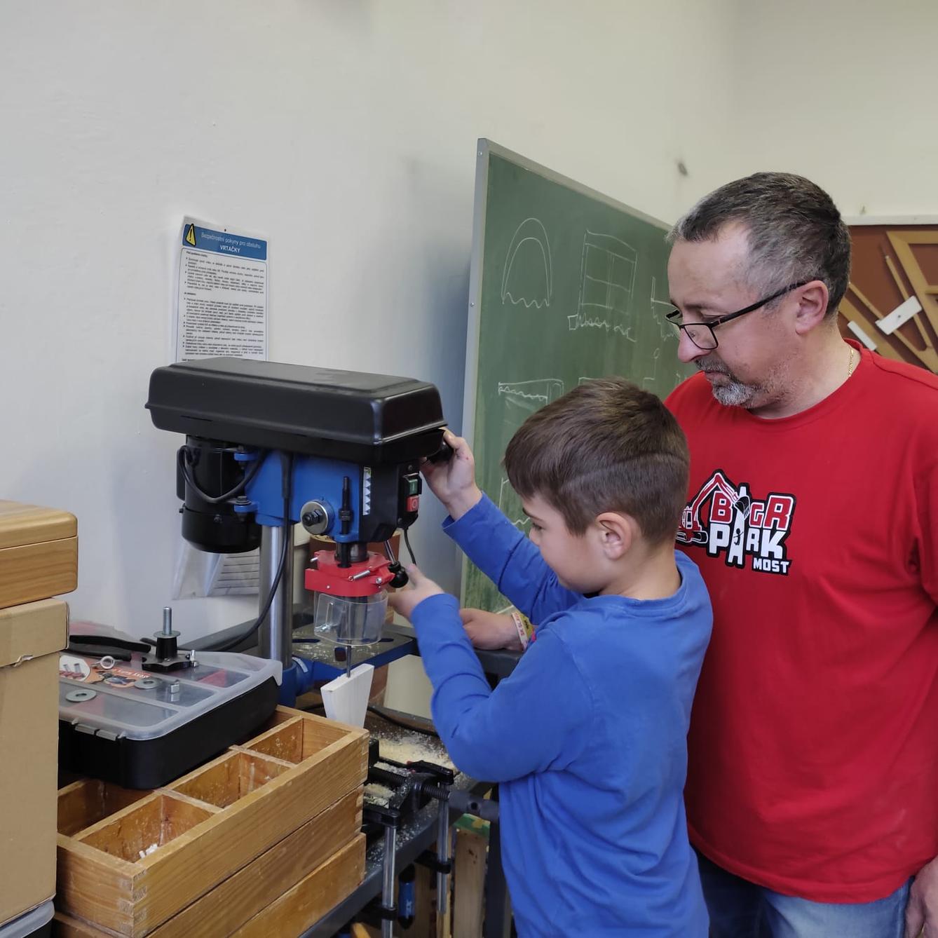 Druháčci tvořili výrobky na vánoční jarmark - 20