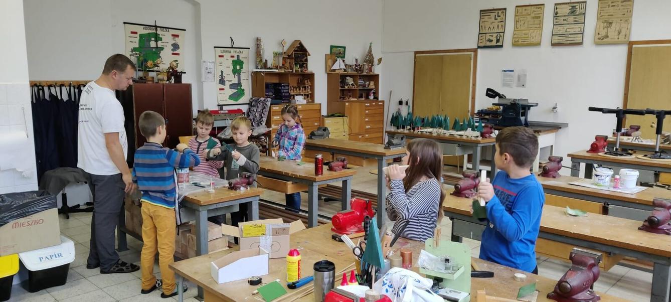 Druháčci tvořili výrobky na vánoční jarmark - 23