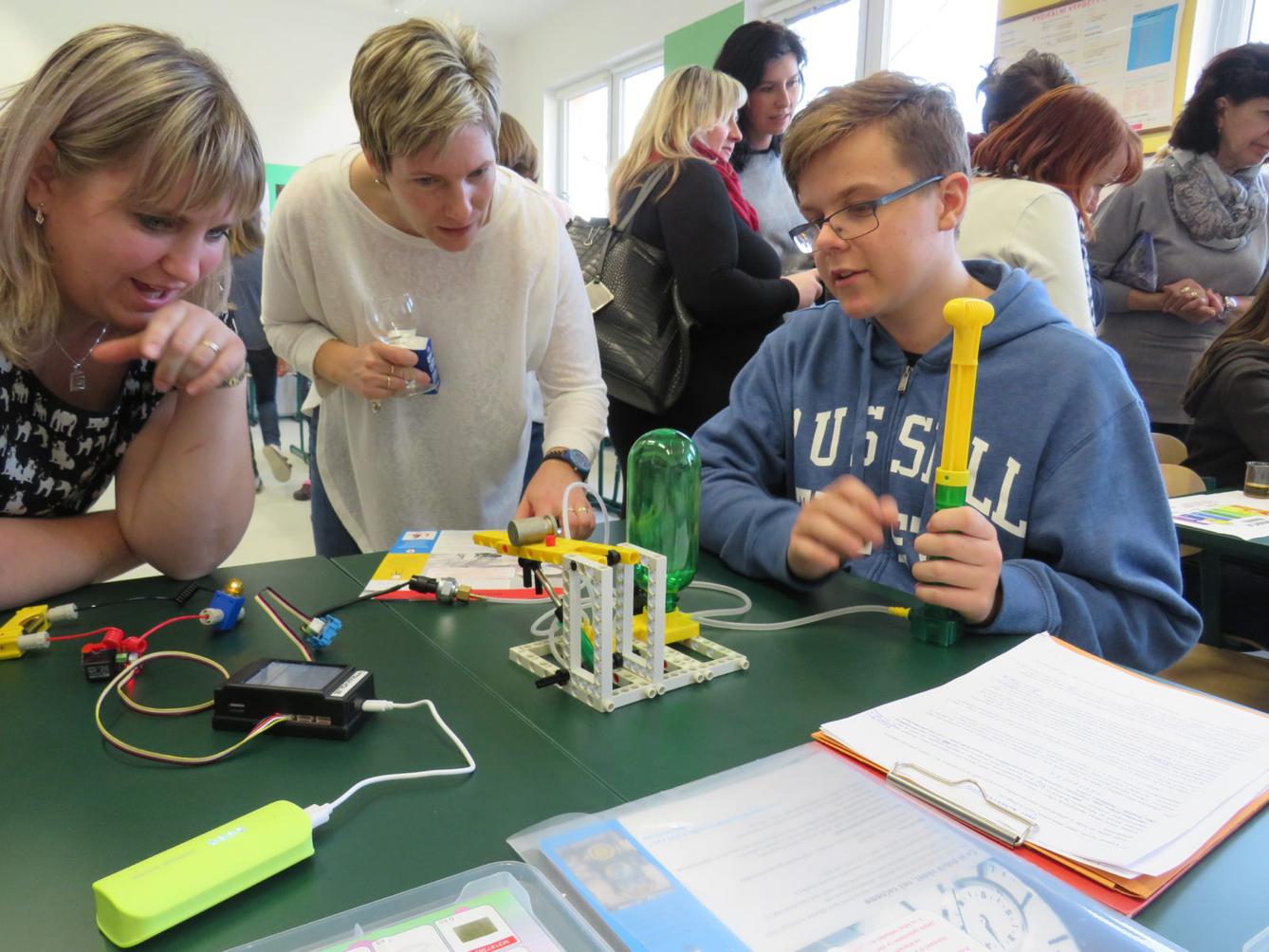 Slavnostní otevření modernizované učebny F, Ch, Př - 14