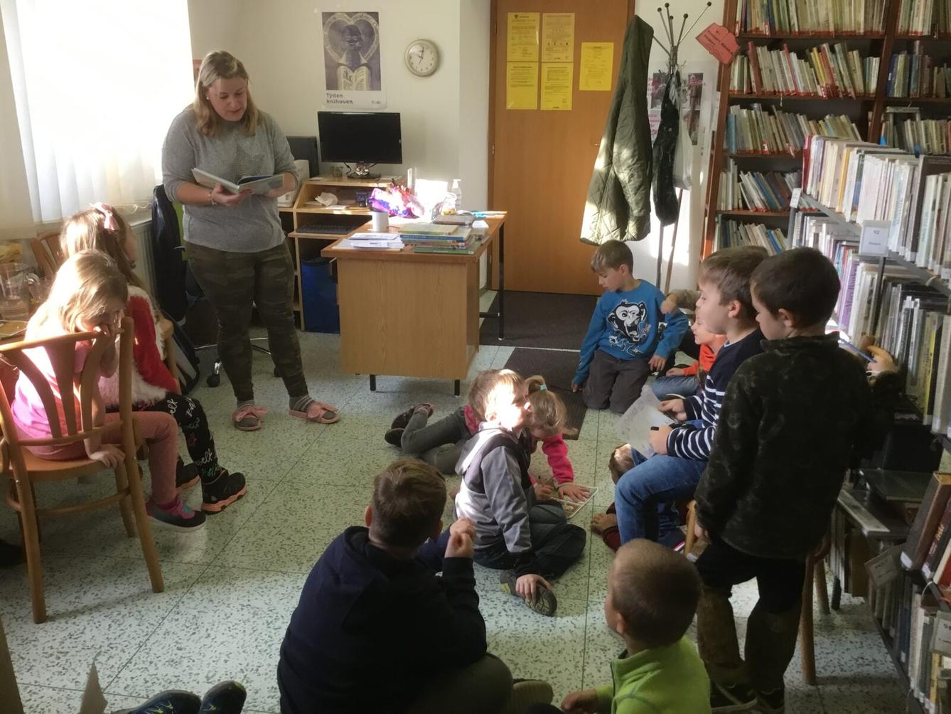 Prvňáčci v obecní knihovně - 10