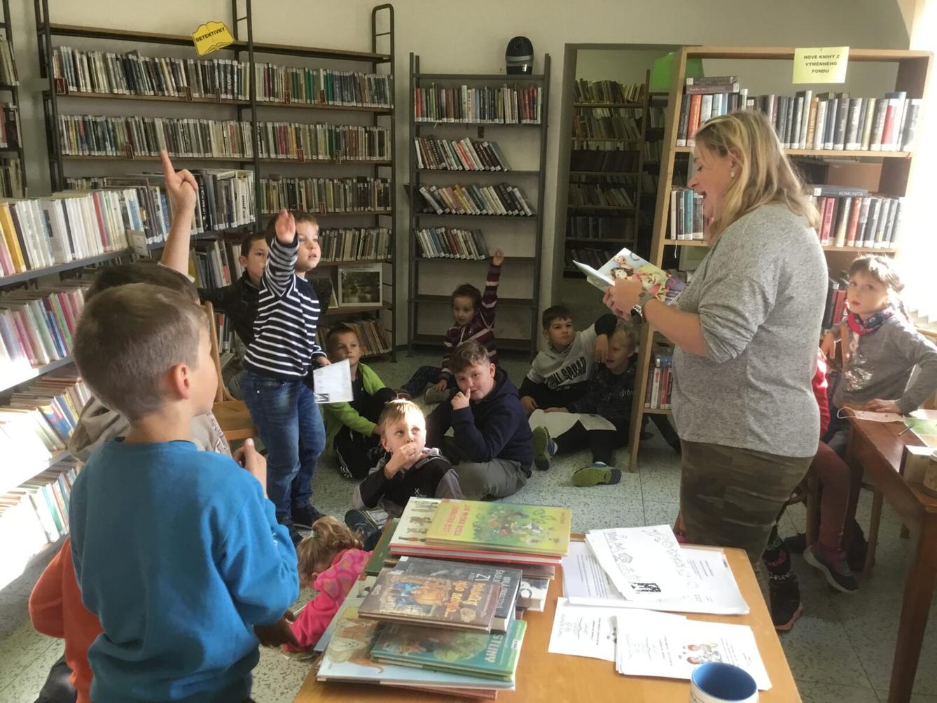 Prvňáčci v obecní knihovně - 11