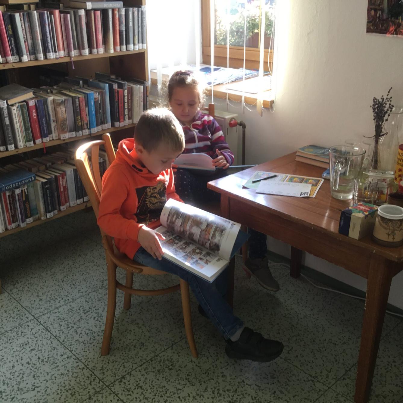 Prvňáčci v obecní knihovně - 12