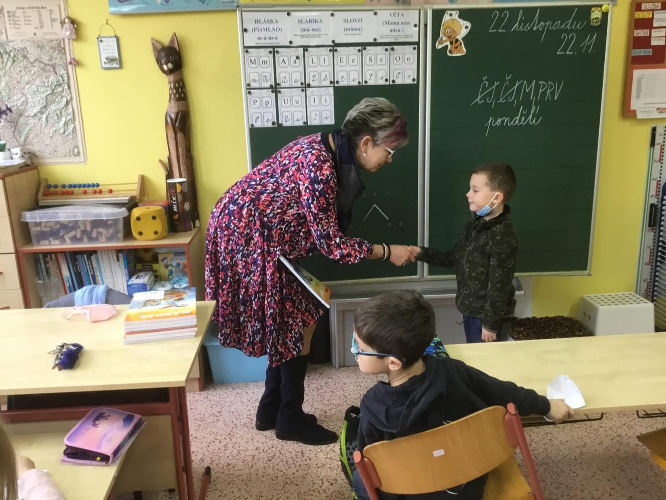 Slavnostní předávání Slabikářů v 1. třídě - 16