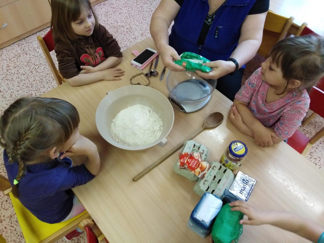 Pečení a zdobení perníčků pro maminky - 12