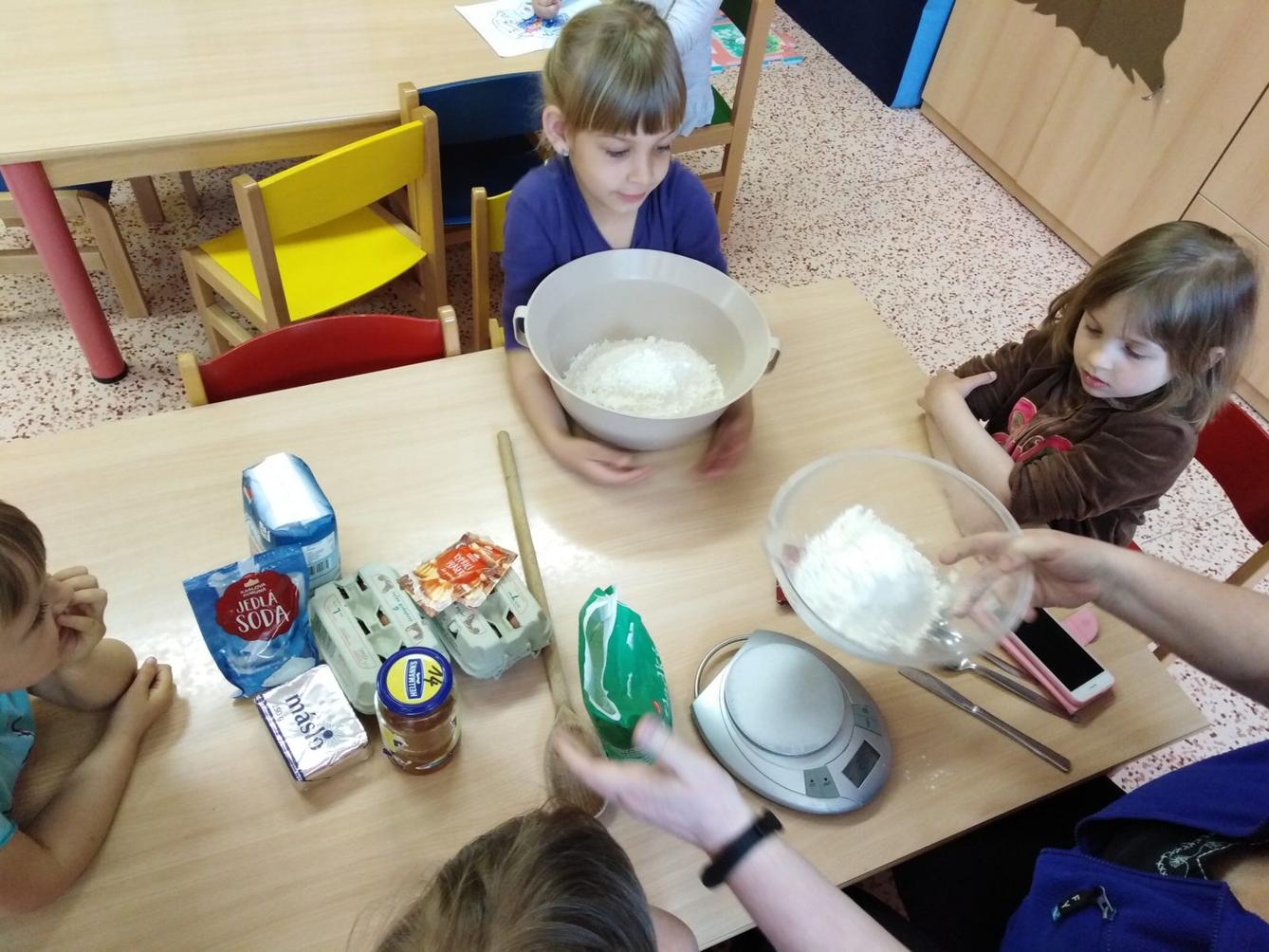 Pečení a zdobení perníčků pro maminky - 13