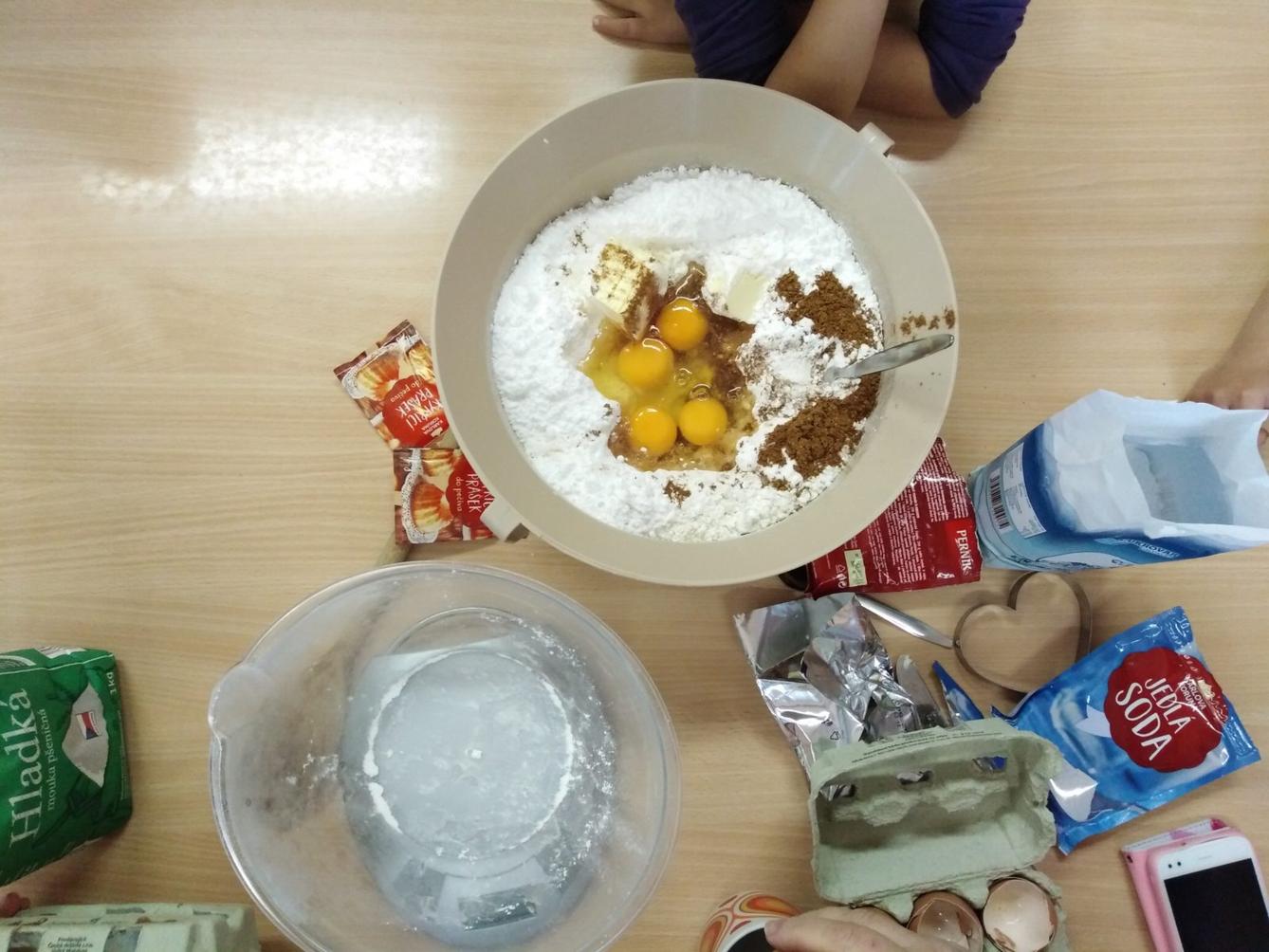 Pečení a zdobení perníčků pro maminky - 15