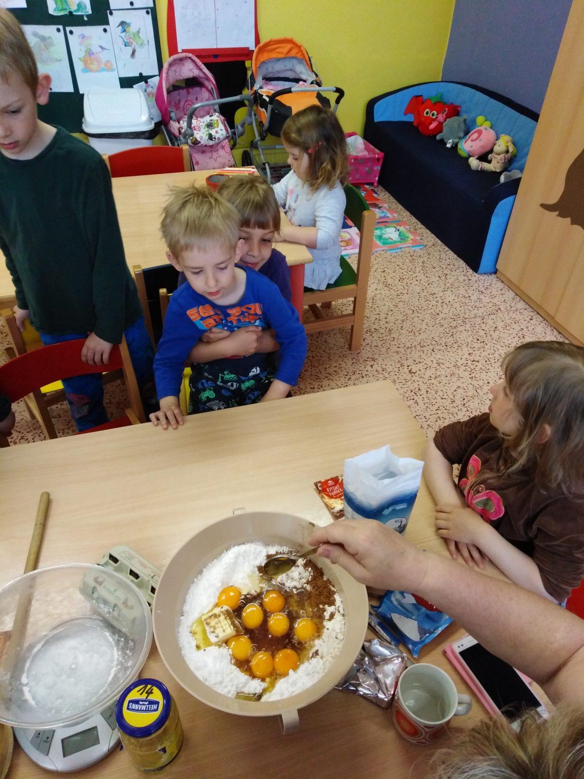 Pečení a zdobení perníčků pro maminky - 16