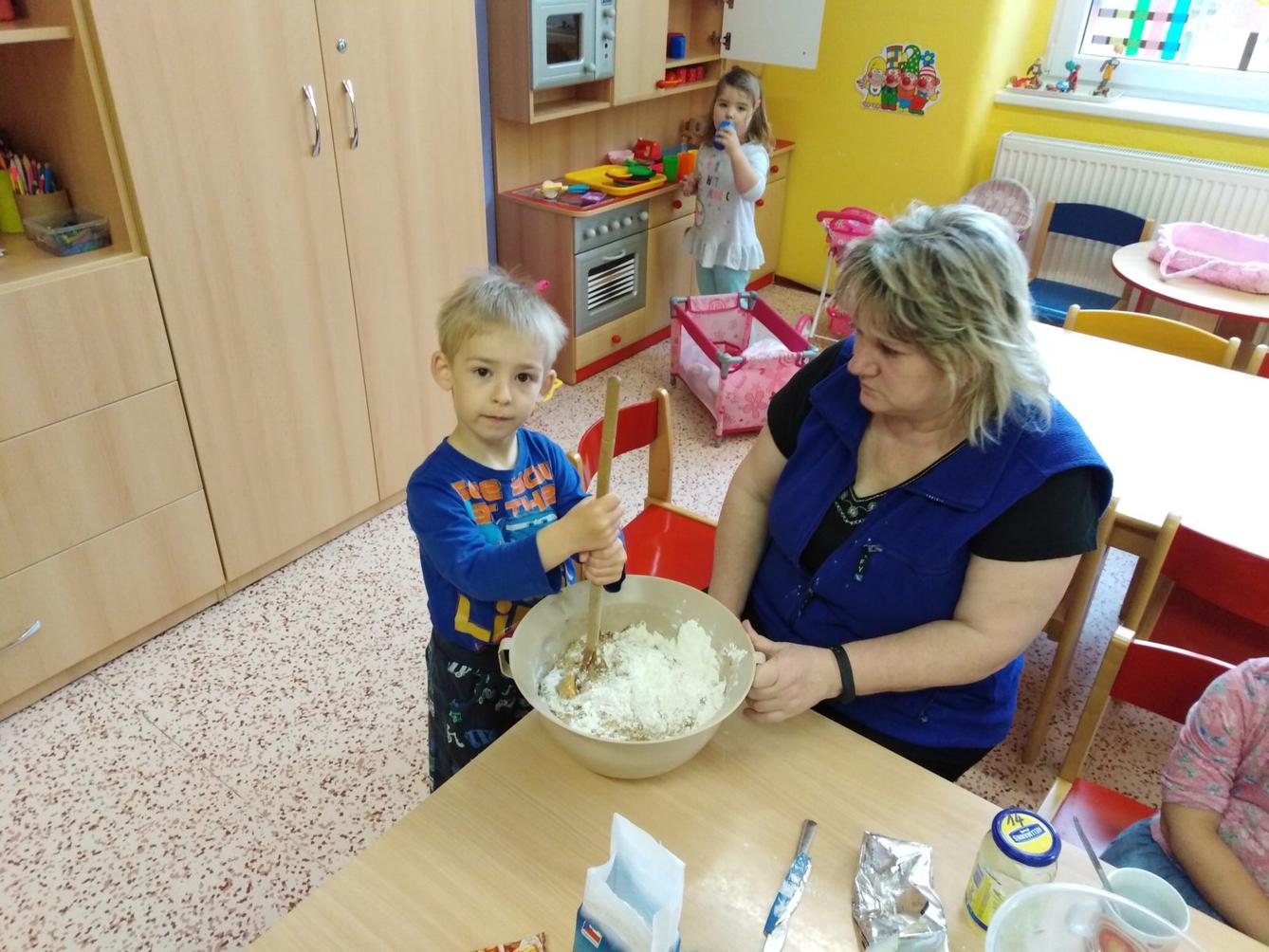 Pečení a zdobení perníčků pro maminky - 17