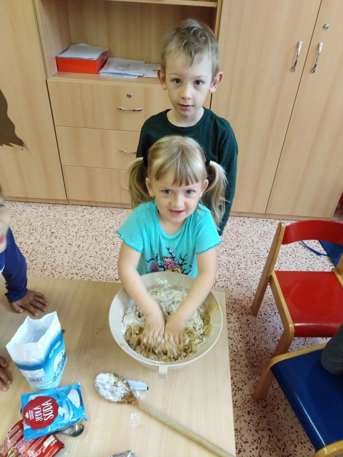 Pečení a zdobení perníčků pro maminky - 19