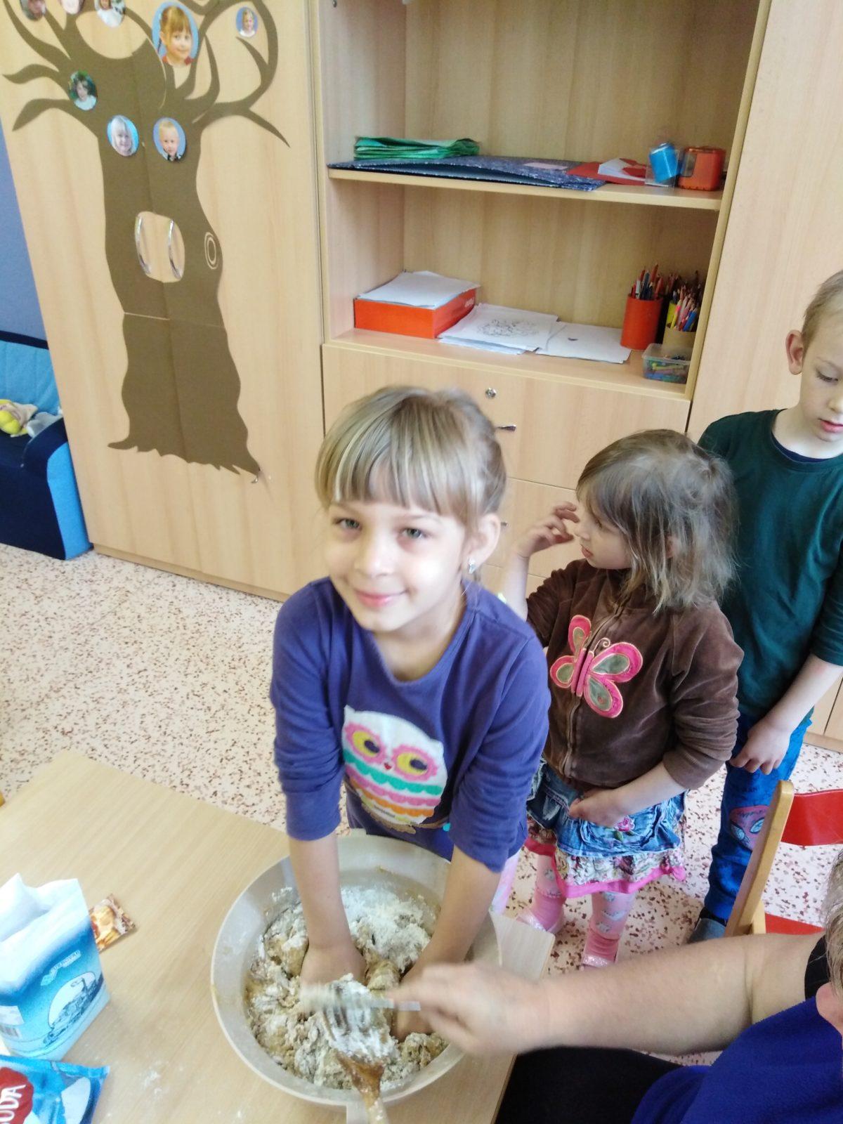 Pečení a zdobení perníčků pro maminky - 20