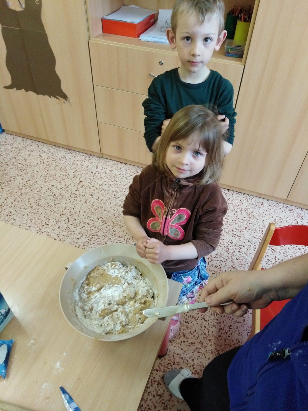 Pečení a zdobení perníčků pro maminky - 21