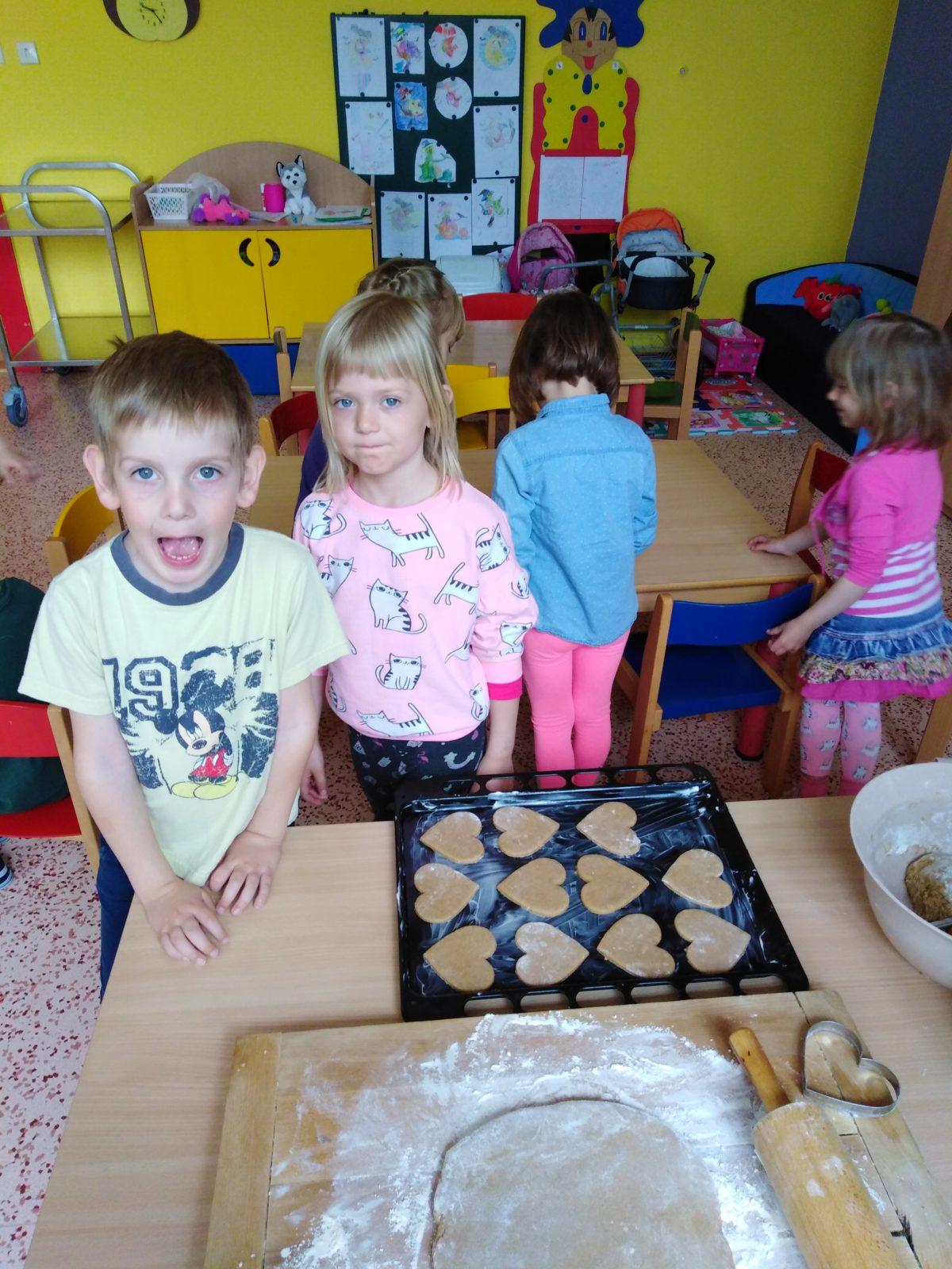 Pečení a zdobení perníčků pro maminky - 22