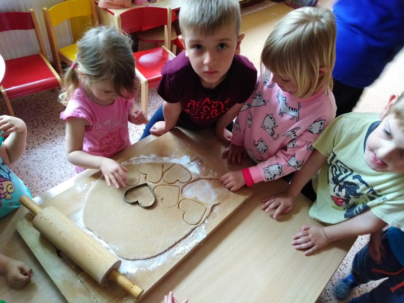 Pečení a zdobení perníčků pro maminky - 24