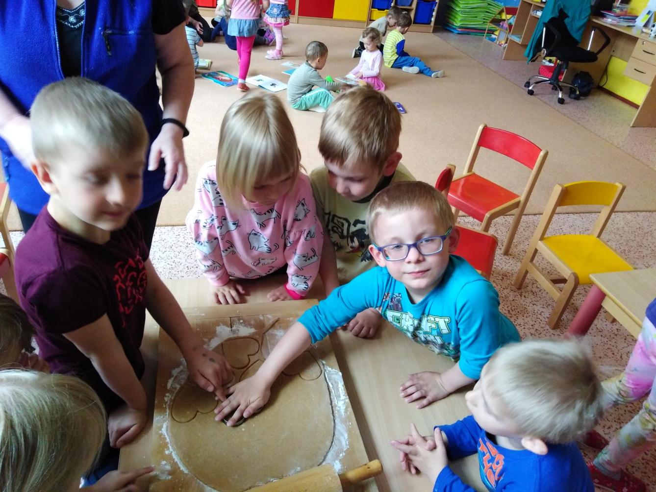 Pečení a zdobení perníčků pro maminky - 25