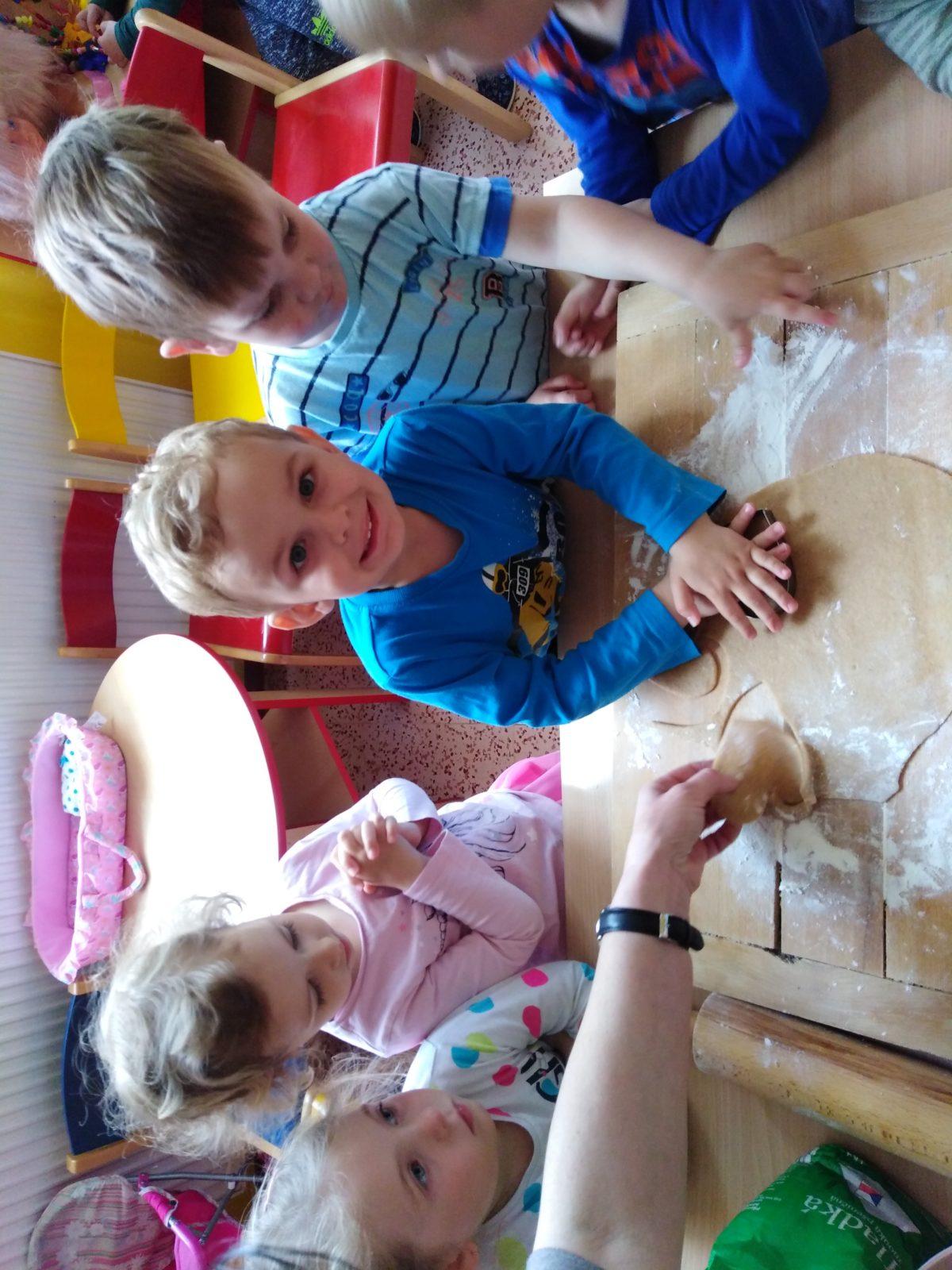 Pečení a zdobení perníčků pro maminky - 31