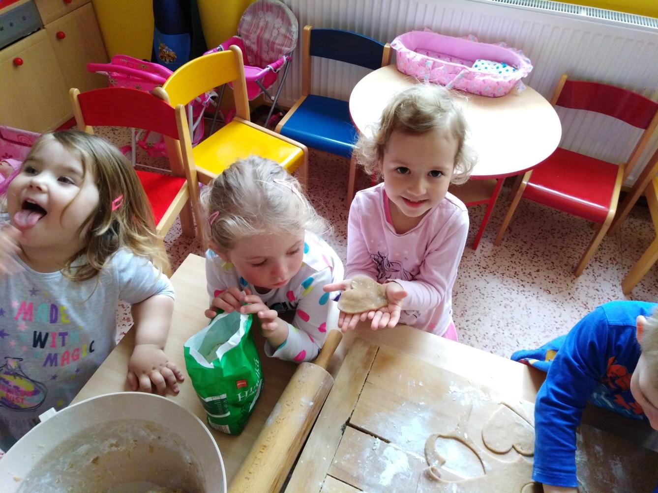 Pečení a zdobení perníčků pro maminky - 33