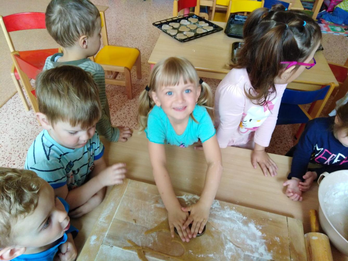 Pečení a zdobení perníčků pro maminky - 34