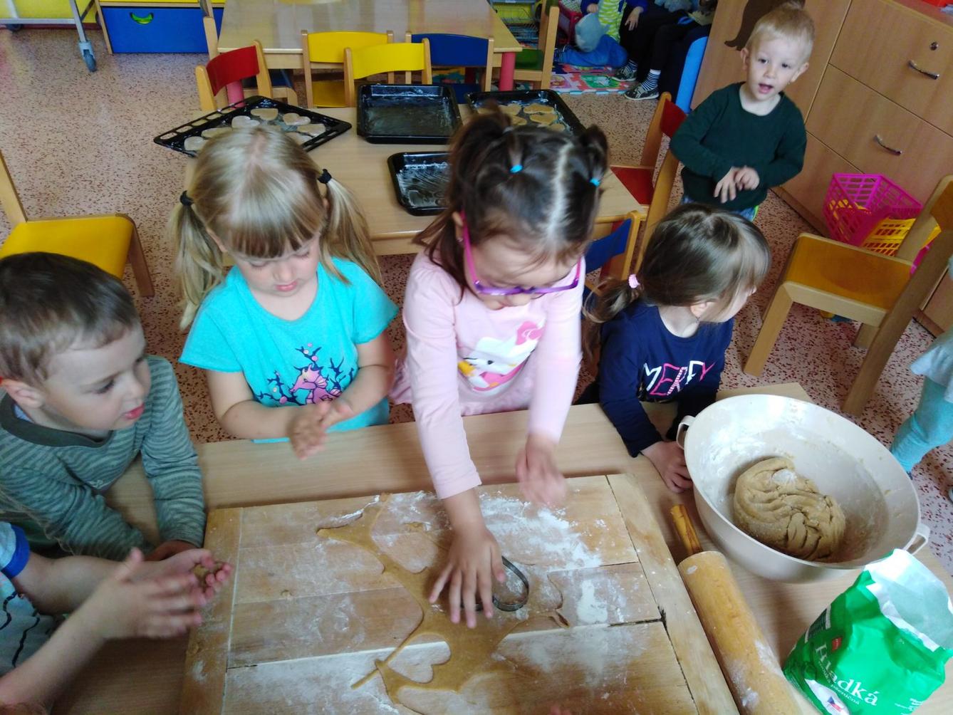 Pečení a zdobení perníčků pro maminky - 35